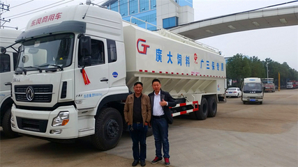 湖北康牧散裝飼料車 專業(yè)化解決方案助力現(xiàn)代養(yǎng)殖業(yè)發(fā)展
